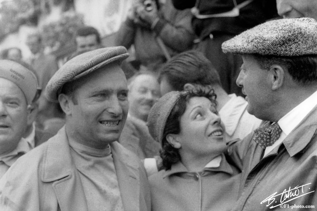 Fangio-Beba-Amorotti_1956_England_01_BC.jpg