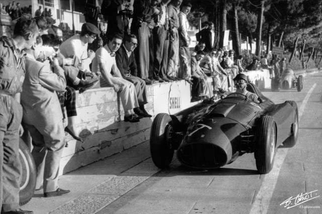 Fangio_1956_Monaco_07_BC.jpg