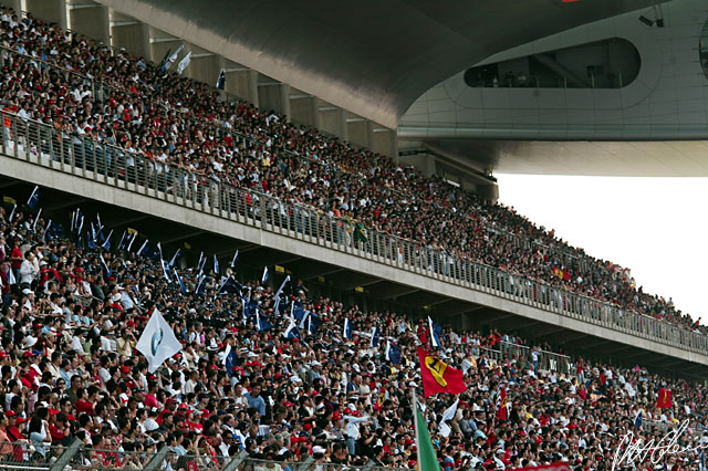 Fans_2004_China_02_PHC.jpg