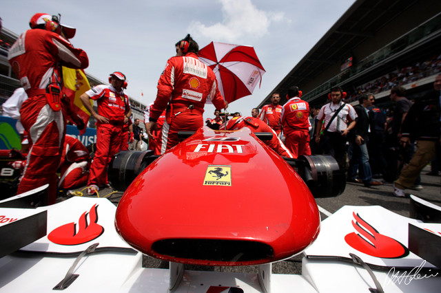 Ferrari-mechanics_2010_Spain_01_PHC.jpg