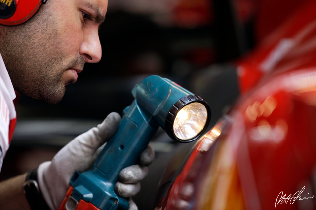 Mechanic-Ferrari_2010_Spain_01_PHC.jpg