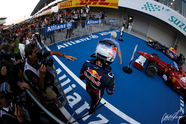 Vettel-Finish_2011_Japan_01_PHC.jpg