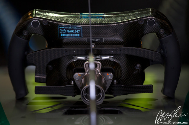 Hamilton-Steeringwheel_2014_AbuDhabi_01_PHC.jpg